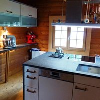 Küche mit Naturstein-Arbeitsplatte