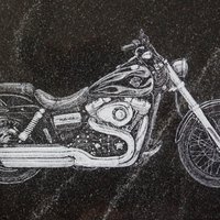 Motorrad in Stein graviert